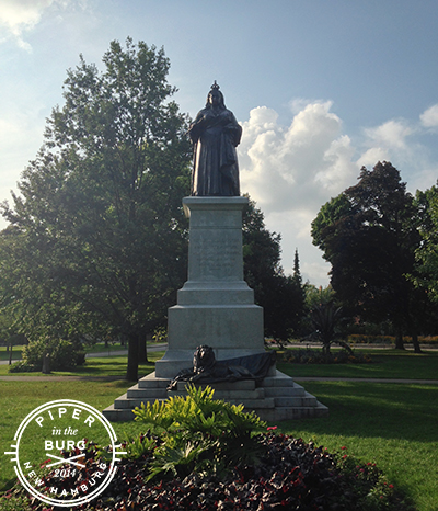 Queen Victoria monement